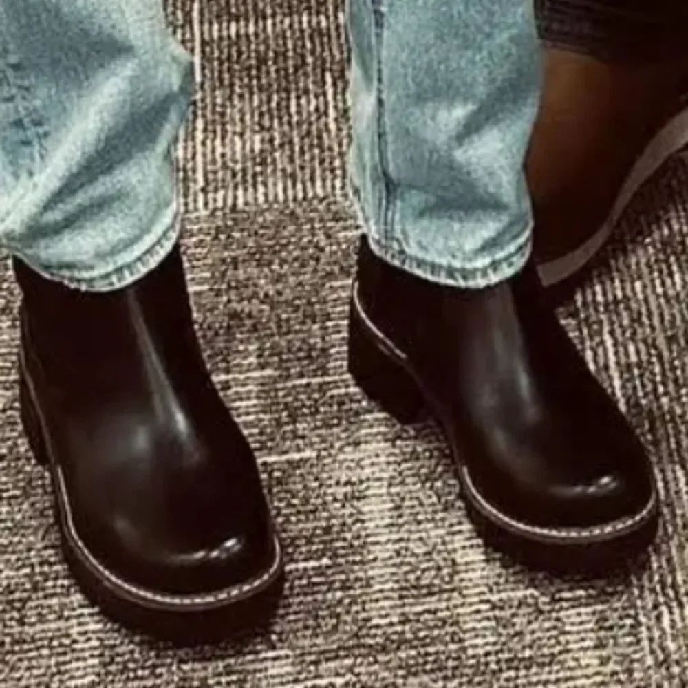 BRAND NEW UNIVERSAL THREAD CELINA CHELSEA PLATFORM BOOTS